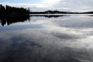 Krása norské oblohy i jezera v naráz.